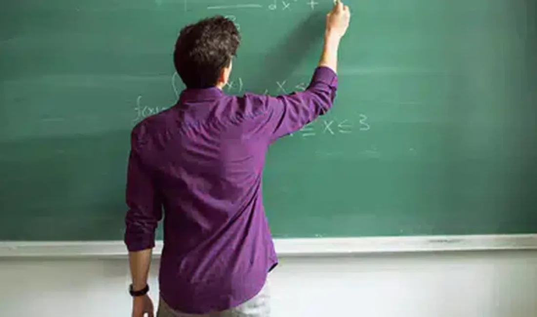 Kamuda farklı kadrolarda görev yapmalarına rağmen asıl meslekleri öğretmenlik olan