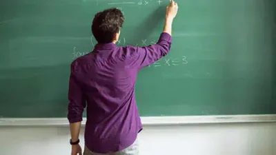 Kamuda farklı kadrolarda görev yapmalarına rağmen asıl meslekleri öğretmenlik olan