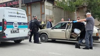 Bursa’nın İnegöl ilçesinde arkadaşlarıyla birlikte geceyi bir otomobilin içinde uyuyarak