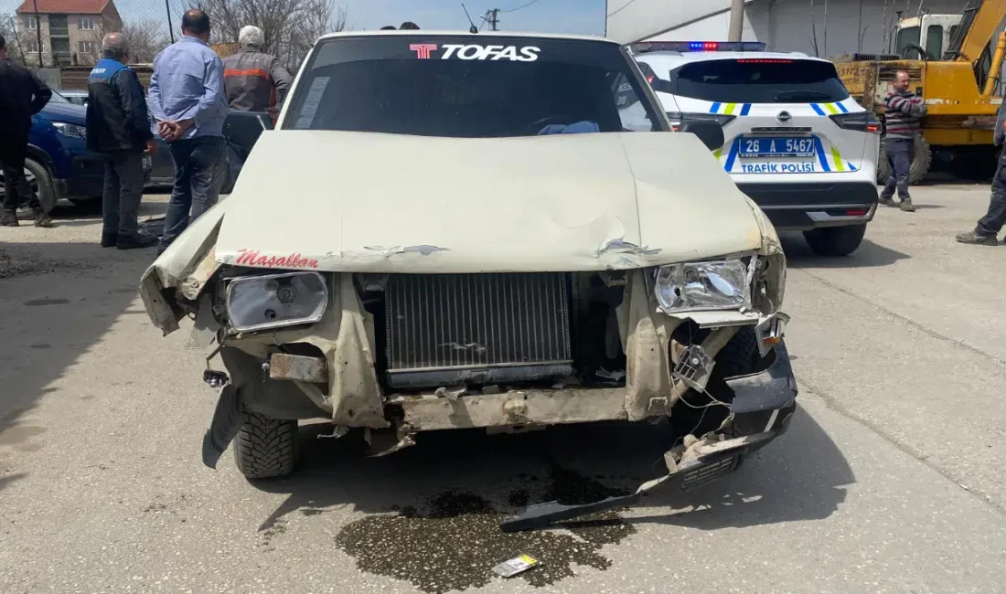 Eskişehir’de iki sokağın kesiştiği noktada meydana gelen feci kazada otomobil