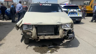 Eskişehir’de iki sokağın kesiştiği noktada meydana gelen feci kazada otomobil