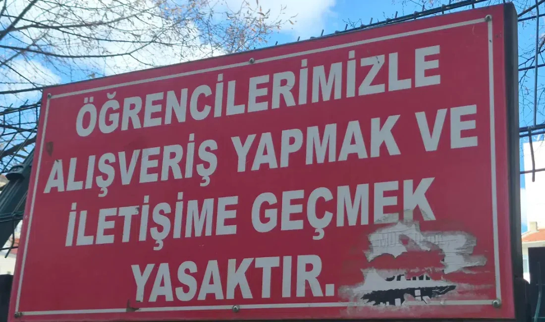 Eskişehir’de bir okulun bahçe tellerine asılan ve kısa sürede çevre