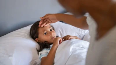 Mevsim geçişlerinde yaşanan ani sıcaklık değişimleri çocukların bağışıklık sistemini zorlarken,