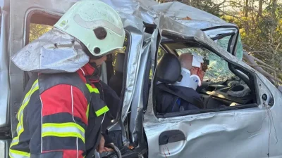 Aydın’ın Germencik ilçesinde kontrolden çıkan hafif ticari aracın takla atarak