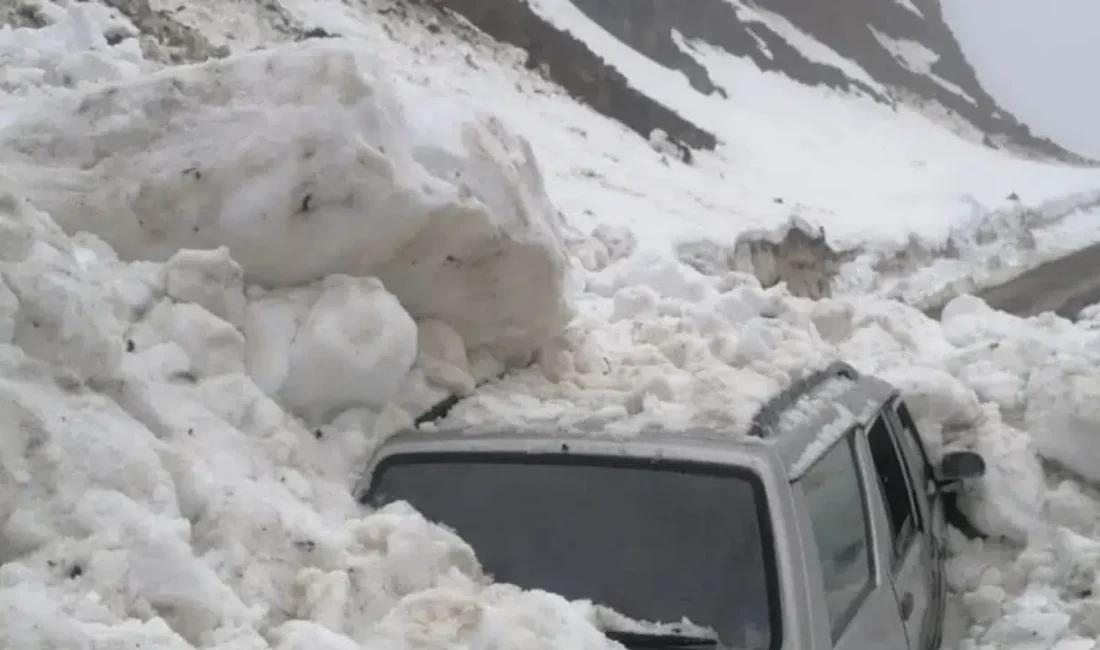 Trabzon’un Hayrat ilçesinde seyir halindeki bir otomobilin üzerine çığ düşmesi