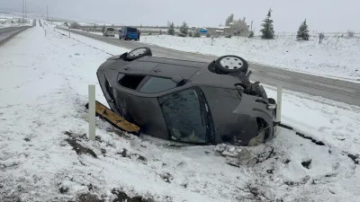 Yozgat’ın Akdağmadeni ilçesinde kontrolden çıkarak yan yatan otomobilde can pazarı