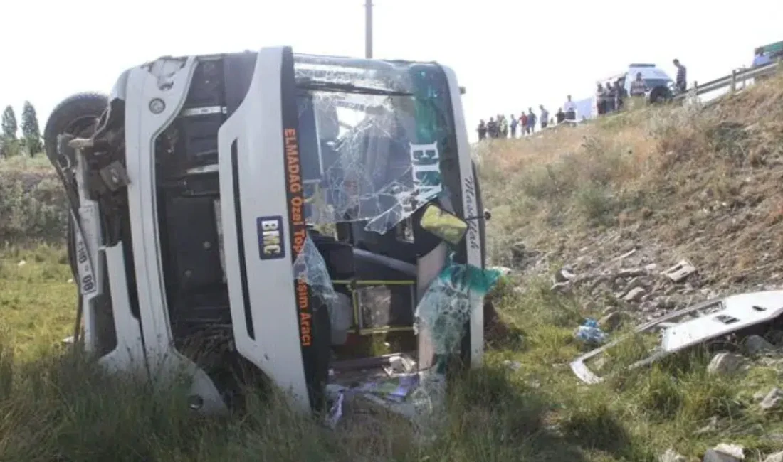 Muş-Bulanık kara yolunda kontrolden çıkan bir yolcu minibüsünün dere yatağına
