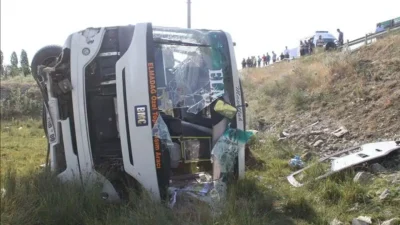 Muş-Bulanık kara yolunda kontrolden çıkan bir yolcu minibüsünün dere yatağına