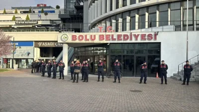 Bolu Belediyesi bünyesinde yürütülen yolsuzluk ve irtikap soruşturması kapsamında jandarma