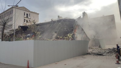 Edirne’nin Keşan ilçesinde eski emniyet müdürlüğü binasının yıkımı sırasında uyarılara