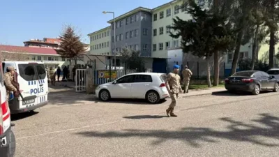 Şanlıurfa’nın Siverek ilçesinde bir lisenin hemen önünde yankılanan silah sesleri