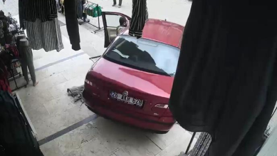 Afyonkarahisar’ın Çay ilçesinde park halindeyken el freni unutulan bir otomobilin
