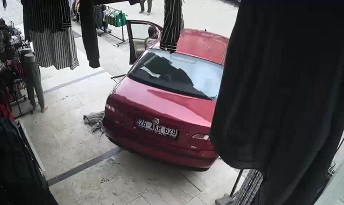 Afyonkarahisar’ın Çay ilçesinde park halindeyken el freni unutulan bir otomobilin