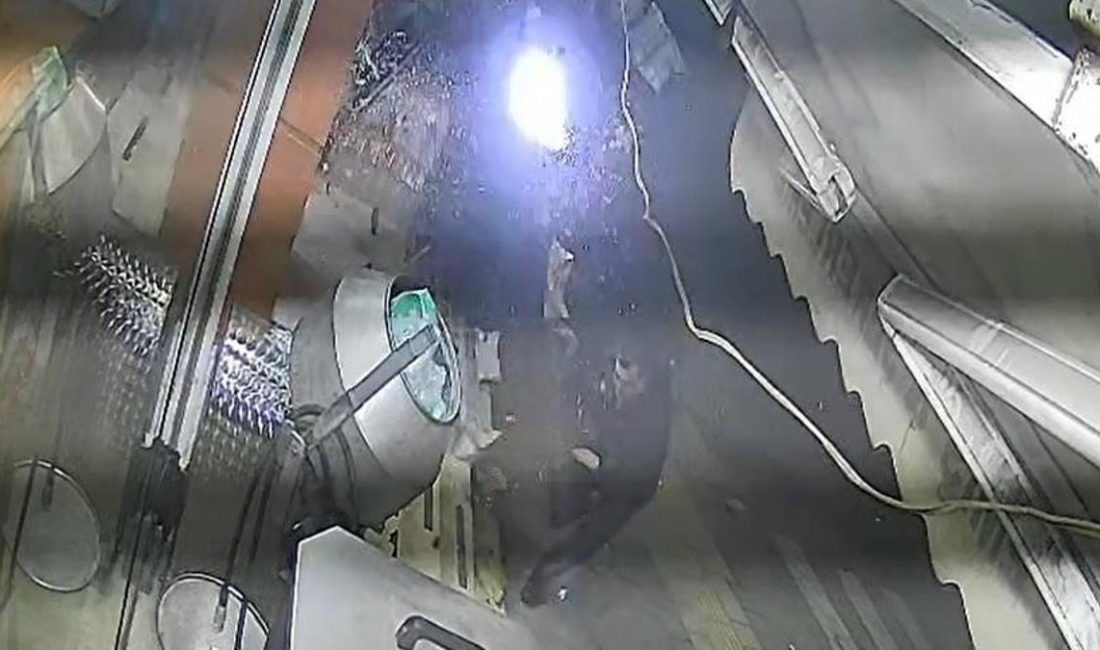 Sivas’ta kontrolden çıkan otomobilin iş yerlerine çarparak devrildiği dehşet anları