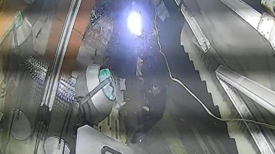 Sivas’ta kontrolden çıkan otomobilin iş yerlerine çarparak devrildiği dehşet anları