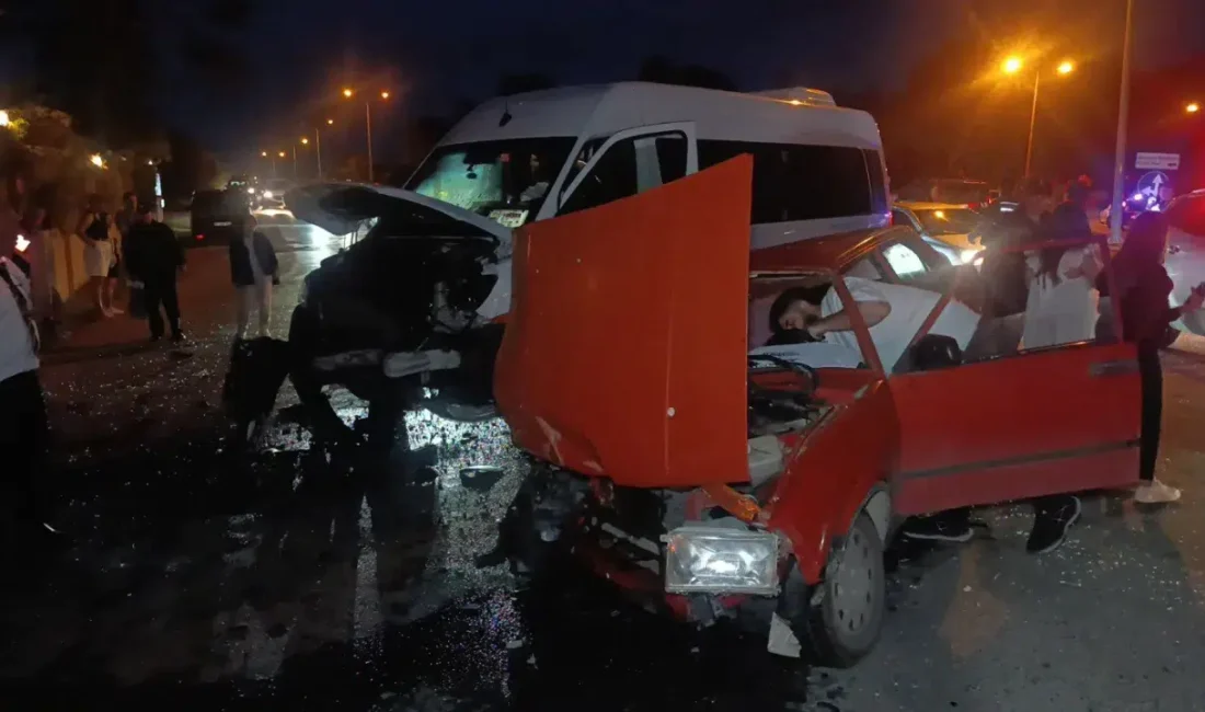 Antalya’nın Manavgat ilçesinde turist kafilesini taşıyan tur minibüsü ile bir