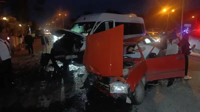 Antalya’nın Manavgat ilçesinde turist kafilesini taşıyan tur minibüsü ile bir