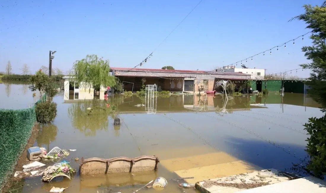 Manisa’da sağanak yağışların ardından debisi yükselen Gediz Nehri ve Nif