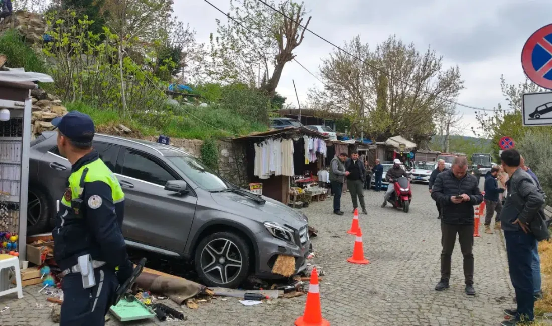 İzmir’in Selçuk ilçesinde kontrolden çıkan bir otomobilin yol kenarındaki satış