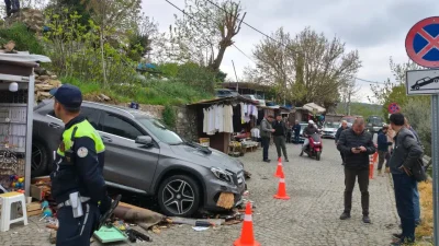 İzmir’in Selçuk ilçesinde kontrolden çıkan bir otomobilin yol kenarındaki satış
