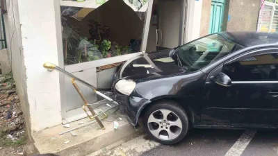 Osmaniye’nin Düziçi ilçesinde kontrolden çıkan bir otomobil, yol kenarındaki apartmanın