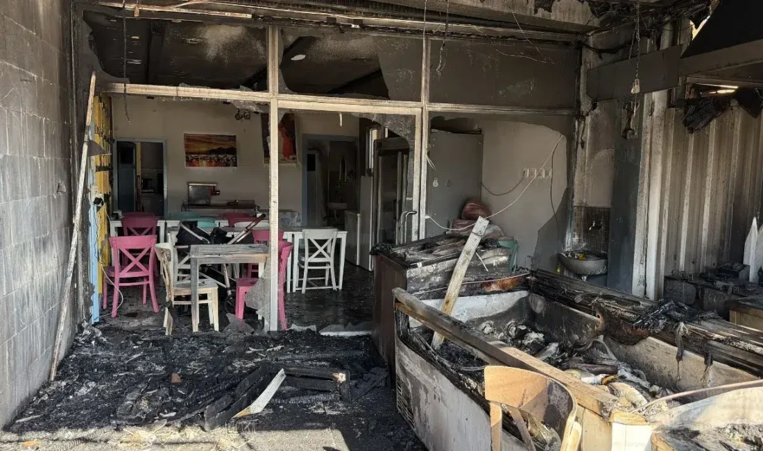 Antalya’nın Serik ilçesinde gece saatlerinde aniden başlayan yangın paniğe neden