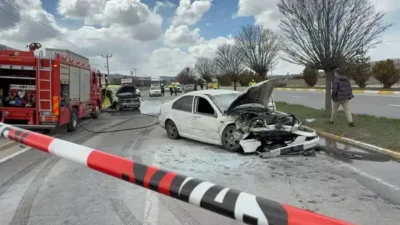 Sivas’ta Sivasspor tesislerine giriş yapmak isteyen bir taksi ile otomobilin