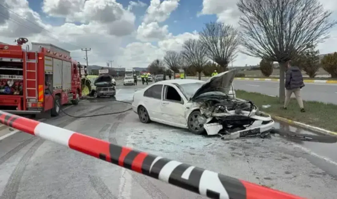 Sivas’ta Sivasspor tesislerine giriş yapmak isteyen bir taksi ile otomobilin