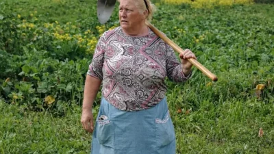 İspanya’nın sakin kırsalında tarımla uğraşan bir kadının objektiflere yansıyan görüntüsü,