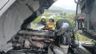 Hatay’ın Dörtyol ilçesinde seyir halindeki bir tırın motor kısmında aniden