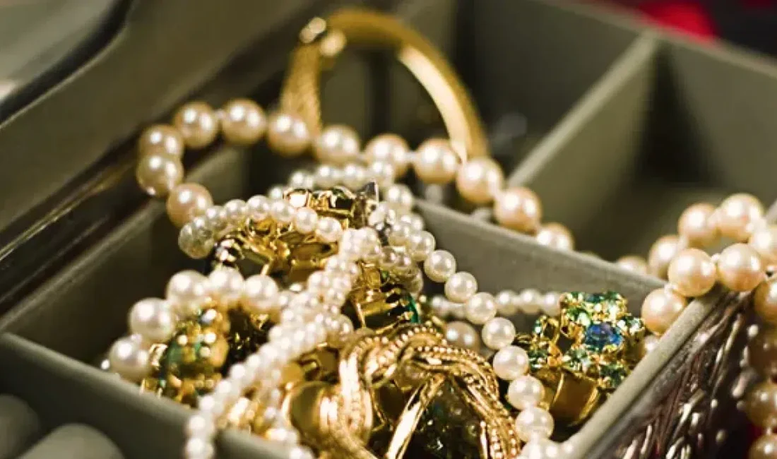 Kördüğüm olmuş kolyeleri açmak için etkili ve güvenli yöntemler arıyorsanız