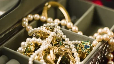 Takı kutusunda birbirine giren kolyeleri çözmeye çalışırken zinciri koparma korkusu