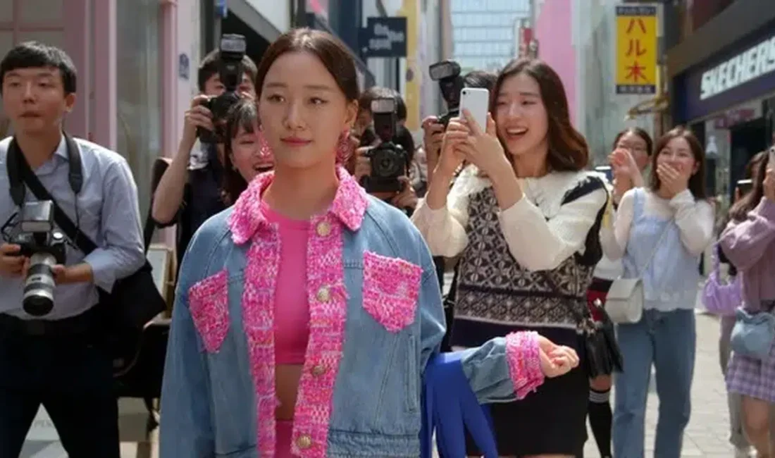 Aksiyon ve kahkahanın bir an bile eksilmediği Kapımdaki Casus filmi