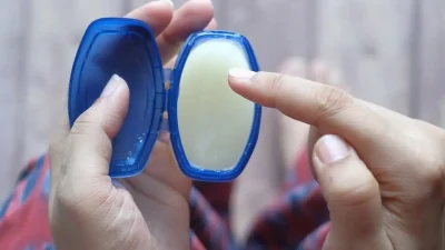 Cilt bakım rutinlerinin vazgeçilmezi olan vazelin hakkında yıllardır süregelen o