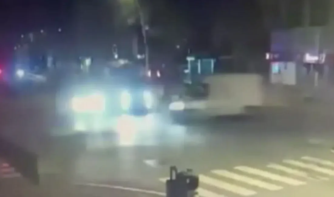 Antalya’nın Manavgat ilçesinde otomobil ile ambulansın çarpıştığı ve ortalığın savaş