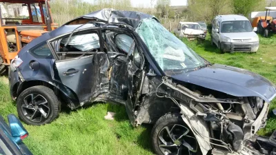 Kastamonu’da kontrolden çıkan otomobilin kaldırımdaki ağaca çarpması sonucu meydana gelen