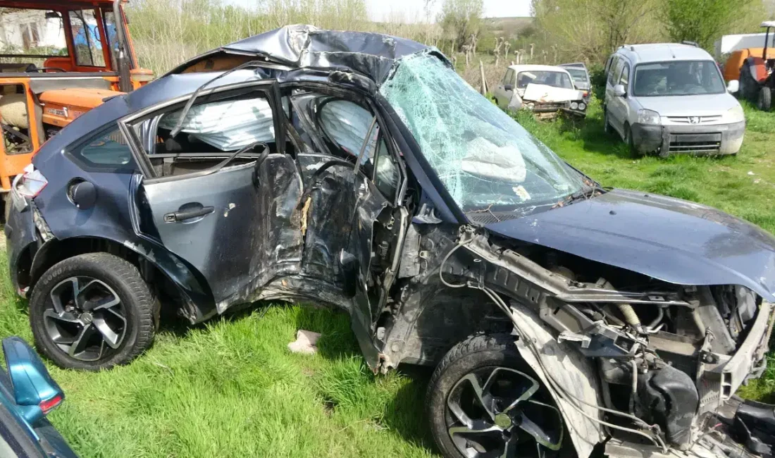 Kastamonu’da kontrolden çıkan bir otomobilin kaldırımdaki ağaca sert bir şekilde