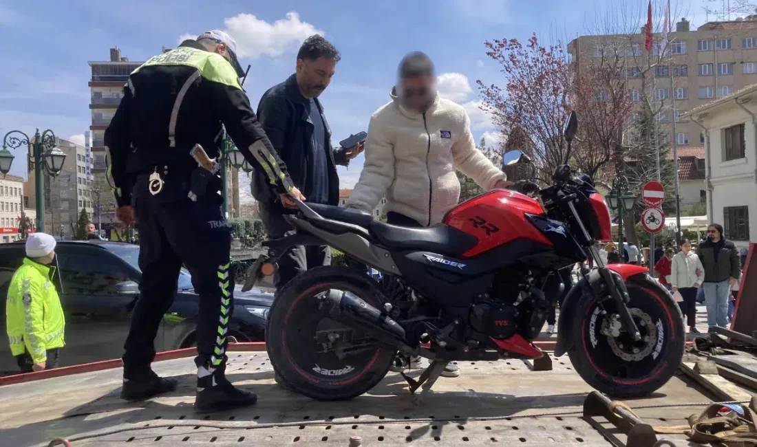 Eskişehir sokaklarında gürültülü egzoz kullanarak çevreye rahatsızlık veren bir motosiklet