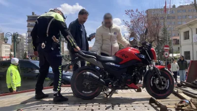 Eskişehir sokaklarında gürültülü egzoz kullanarak çevreye rahatsızlık veren bir motosiklet