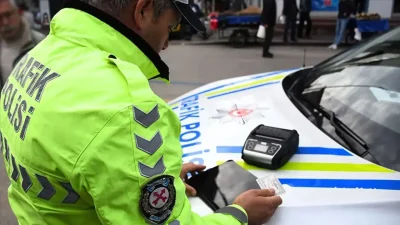 Kocaeli’nin İzmit ilçesinde trafiği birbirine katan ve tehlikeli hareketlerle diğer