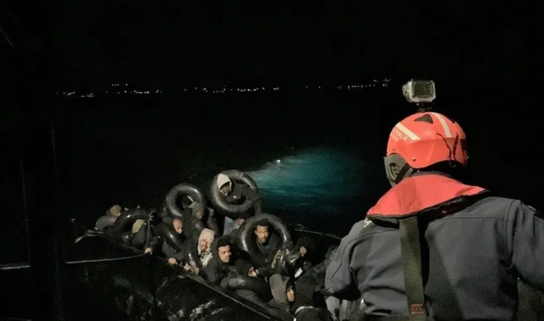 İzmir’in Çeşme ilçesi açıklarında lastik botla yasa dışı yollarla yurt