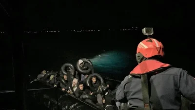 İzmir’in Çeşme ilçesi açıklarında lastik botla yasa dışı yollarla yurt