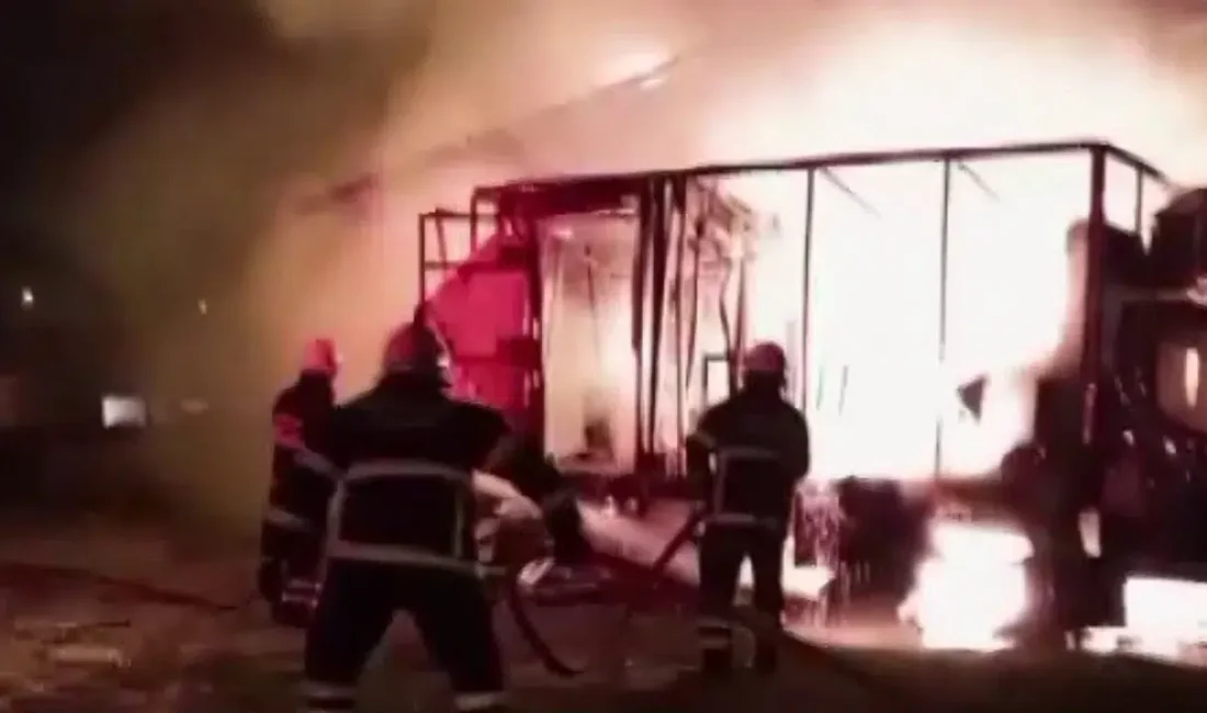 Adıyaman’ın Akpınar Köyü’nde gece saatlerinde yükselen alevler hem sağlık ocağını