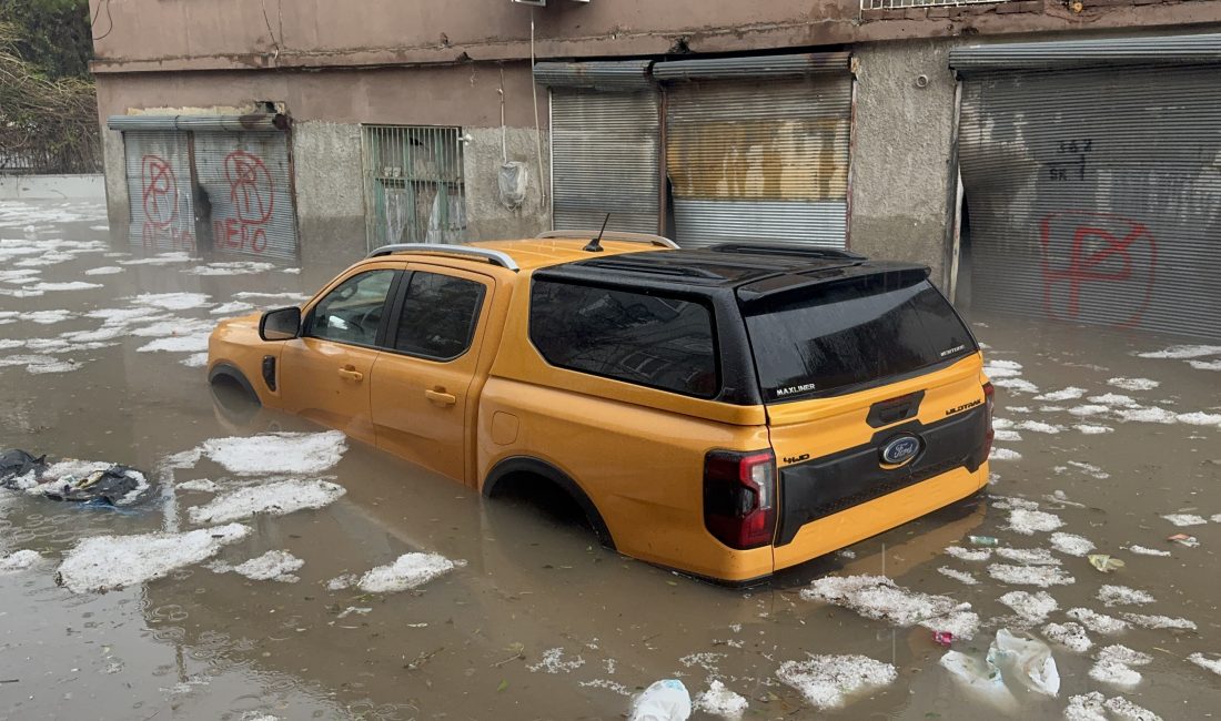 Adana’da aniden bastıran şiddetli sağanak ve dolu yağışı kenti adeta