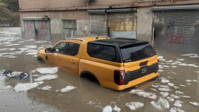 Adana’da aniden bastıran şiddetli sağanak ve dolu yağışı kenti adeta