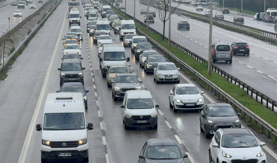 İstanbul’da sabah saatlerinde aniden bastıran yağmur kenti adeta teslim alırken,