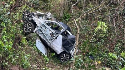 Ordu’nun Kabadüz ilçesinde kontrolden çıkarak yamaçtan aşağı savrulan otomobilde bulunan