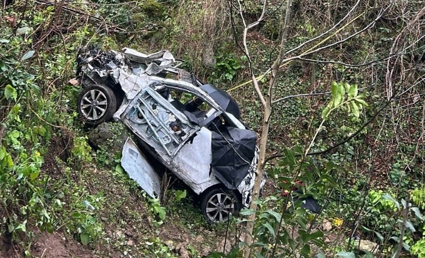 Ordu’nun Kabadüz ilçesinde kontrolden çıkarak yamaçtan aşağı savrulan otomobilde bulunan