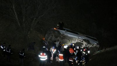 Malatya’nın Hekimhan ilçesinde maden işçilerini taşıyan servis minibüsünün kontrolden çıkarak