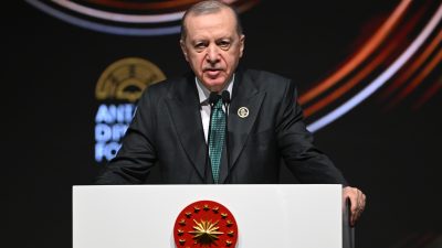 Cumhurbaşkanı Recep Tayyip Erdoğan, barışın anahtarının yapıcı diyalogdan geçtiğini vurgulayarak